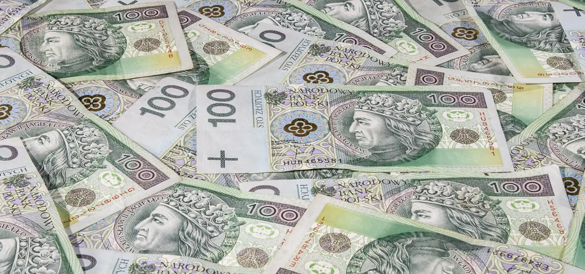 kobieta z kręconymi włosami