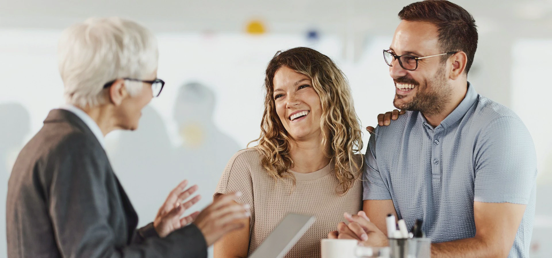 uśmiechnięci ludzie